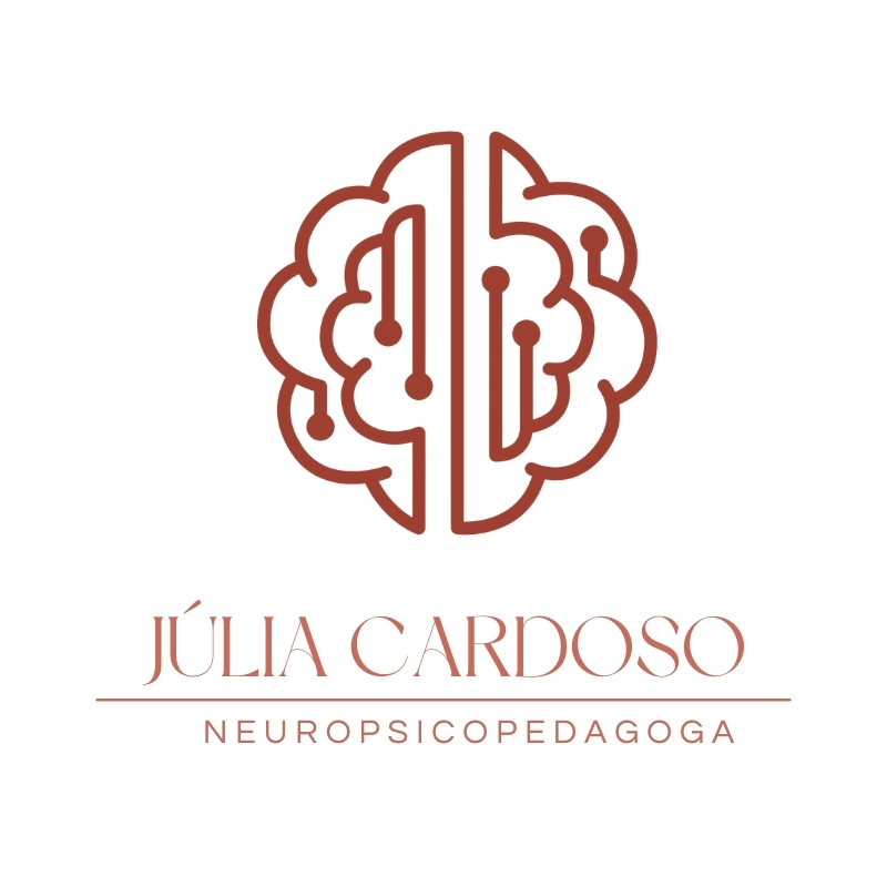 Júlia Cardoso atendendo criança